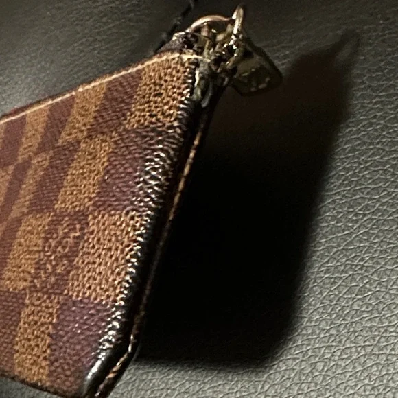 Louis Vuitton key pouch - Picture 3 of 3